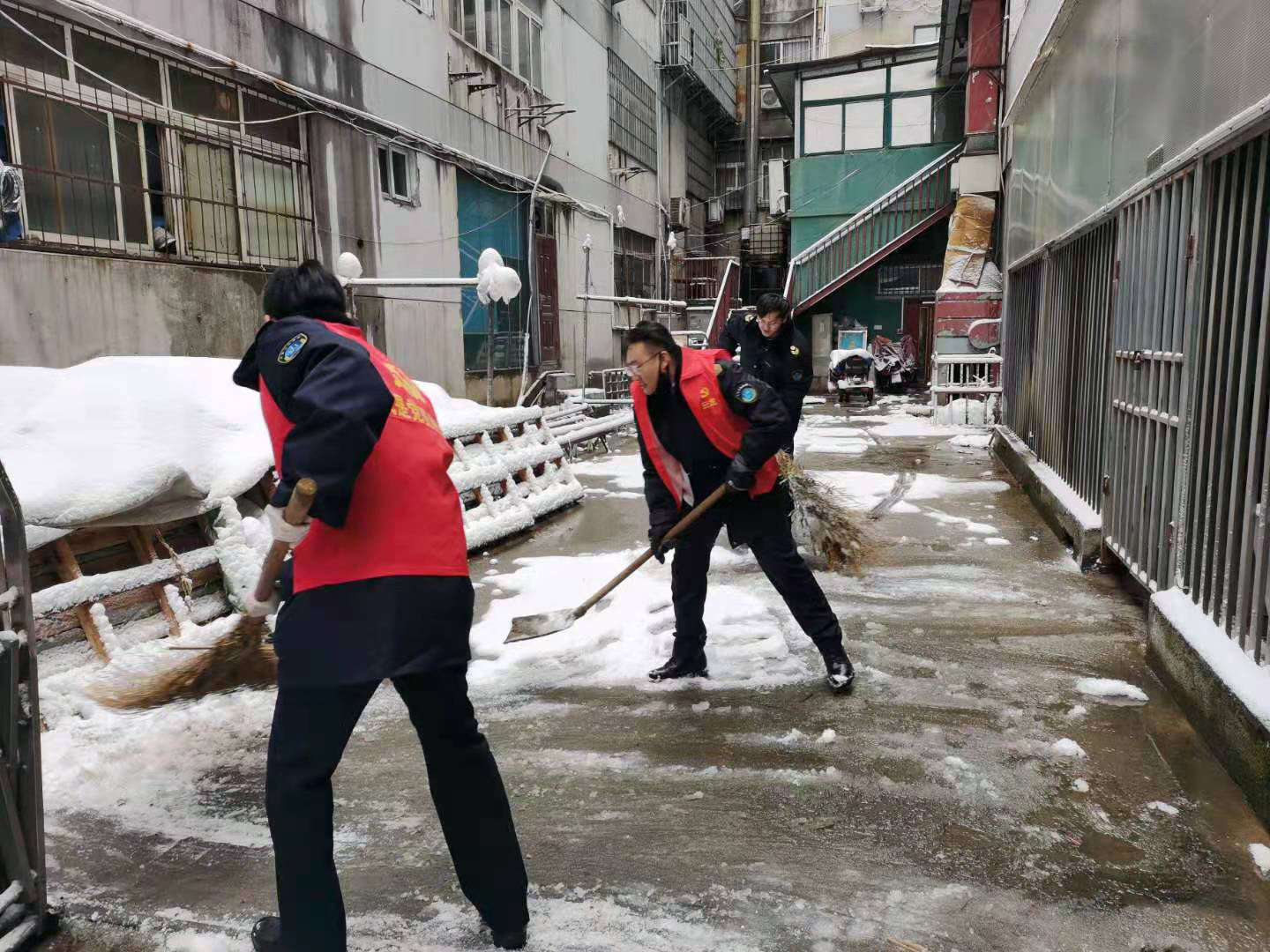 除雪化冰保畅通——云龙区卫生监督所积极到社区参加劳动.png 除雪化冰保畅通——云龙区卫生监督所积极到社区参加劳动.png