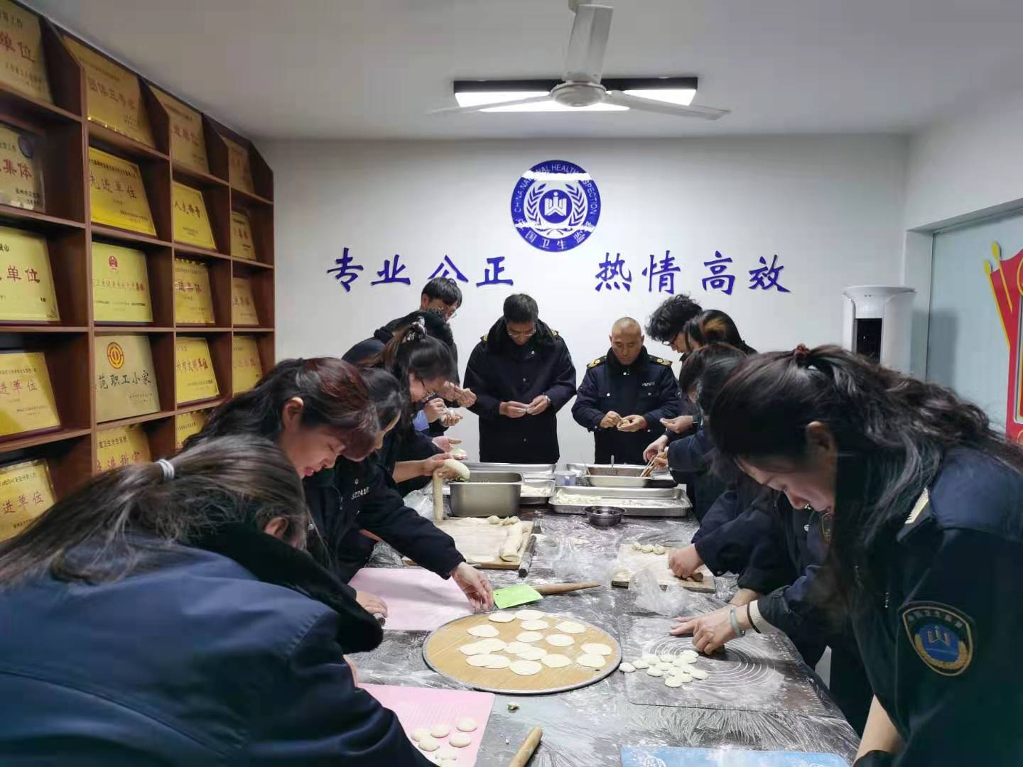 齐心协力包饺子 辞旧迎新过大年.jpg 齐心协力包饺子 辞旧迎新过大年.jpg