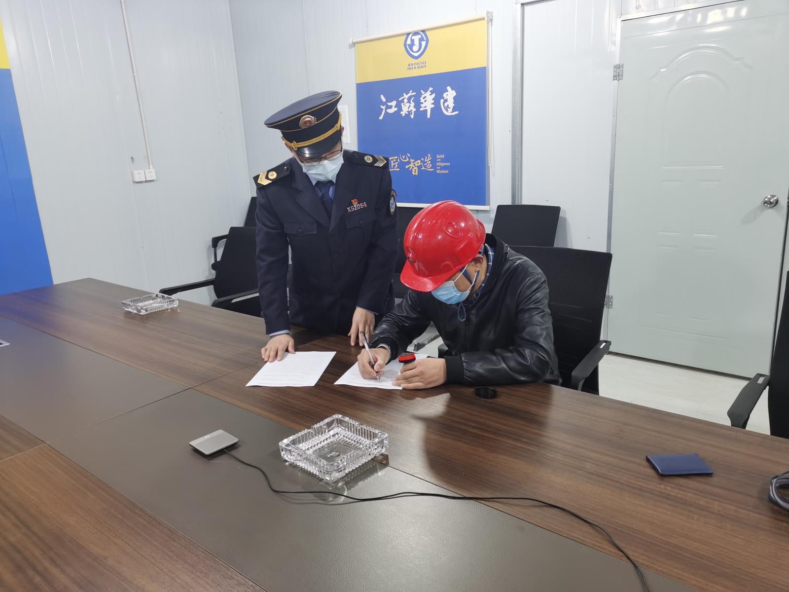 深入建筑工地开展普法教育，保障农民工职业健康权益 —云龙区卫生监督所开展职业卫生宣传.jpg