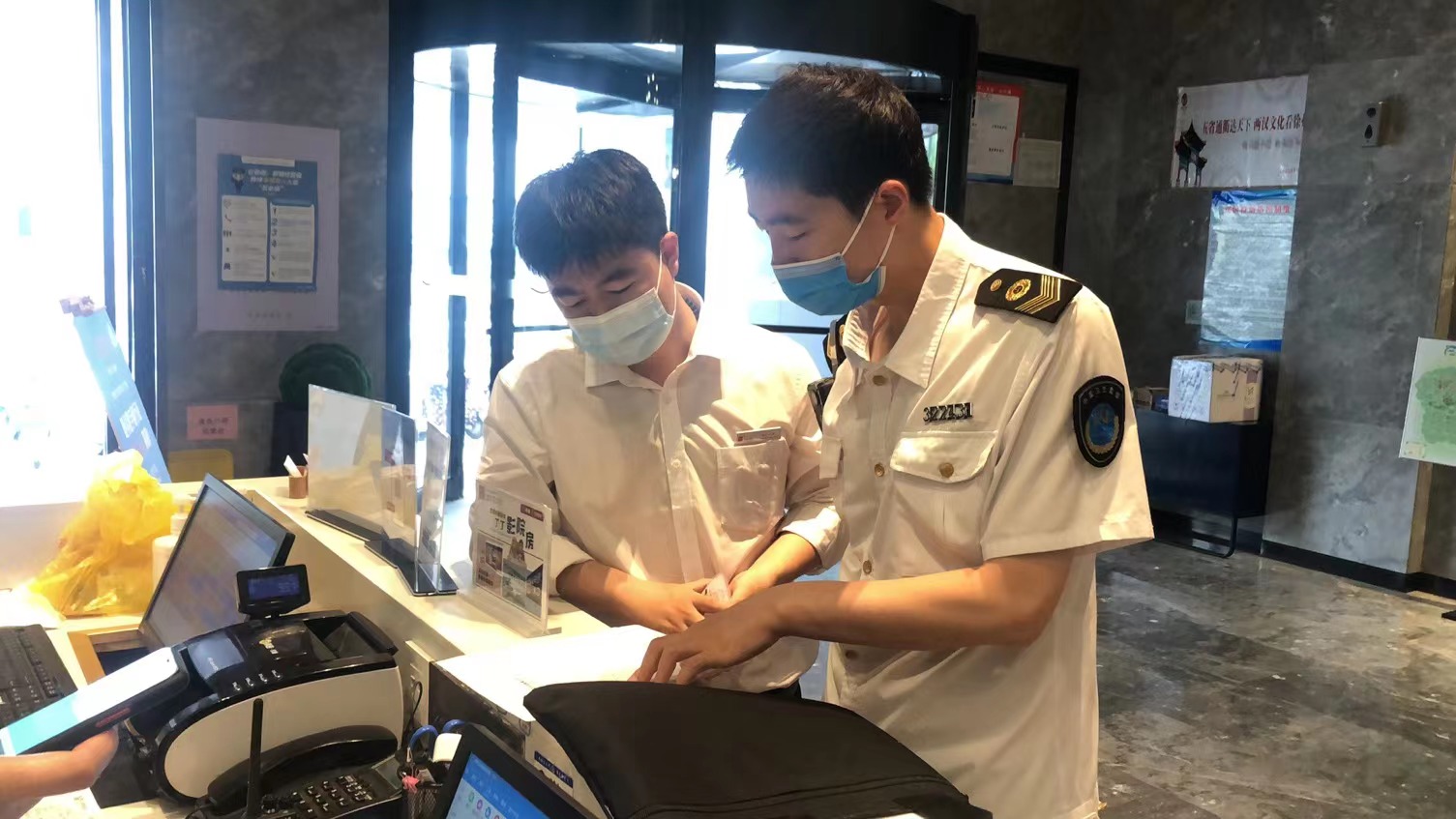 8鼓楼区卫生监督所开展考点周边公共场所监督检查仲委.jpg 8鼓楼区卫生监督所开展考点周边公共场所监督检查仲委.jpg