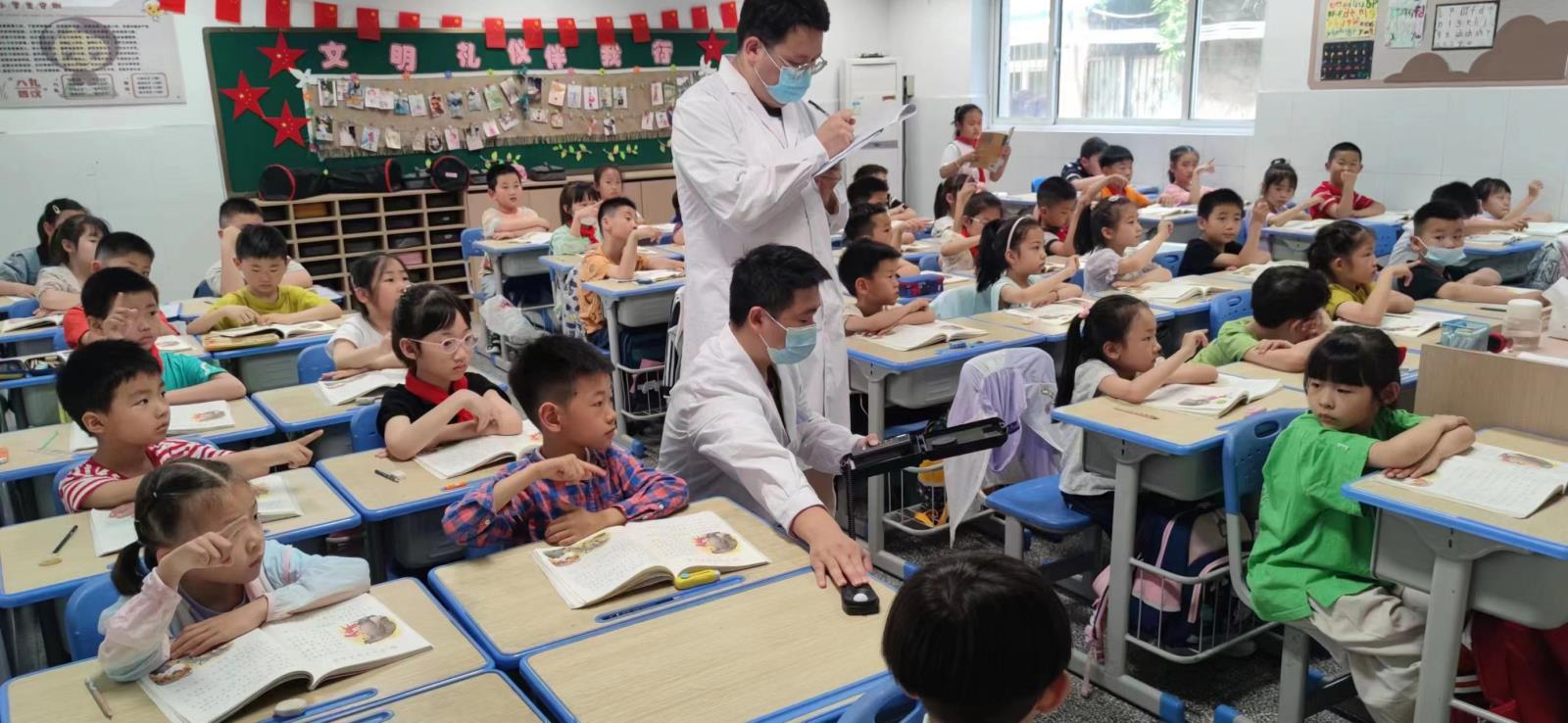 鼓楼区开展学校“双随机一公开”监督检查.jpg 鼓楼区开展学校“双随机一公开”监督检查.jpg