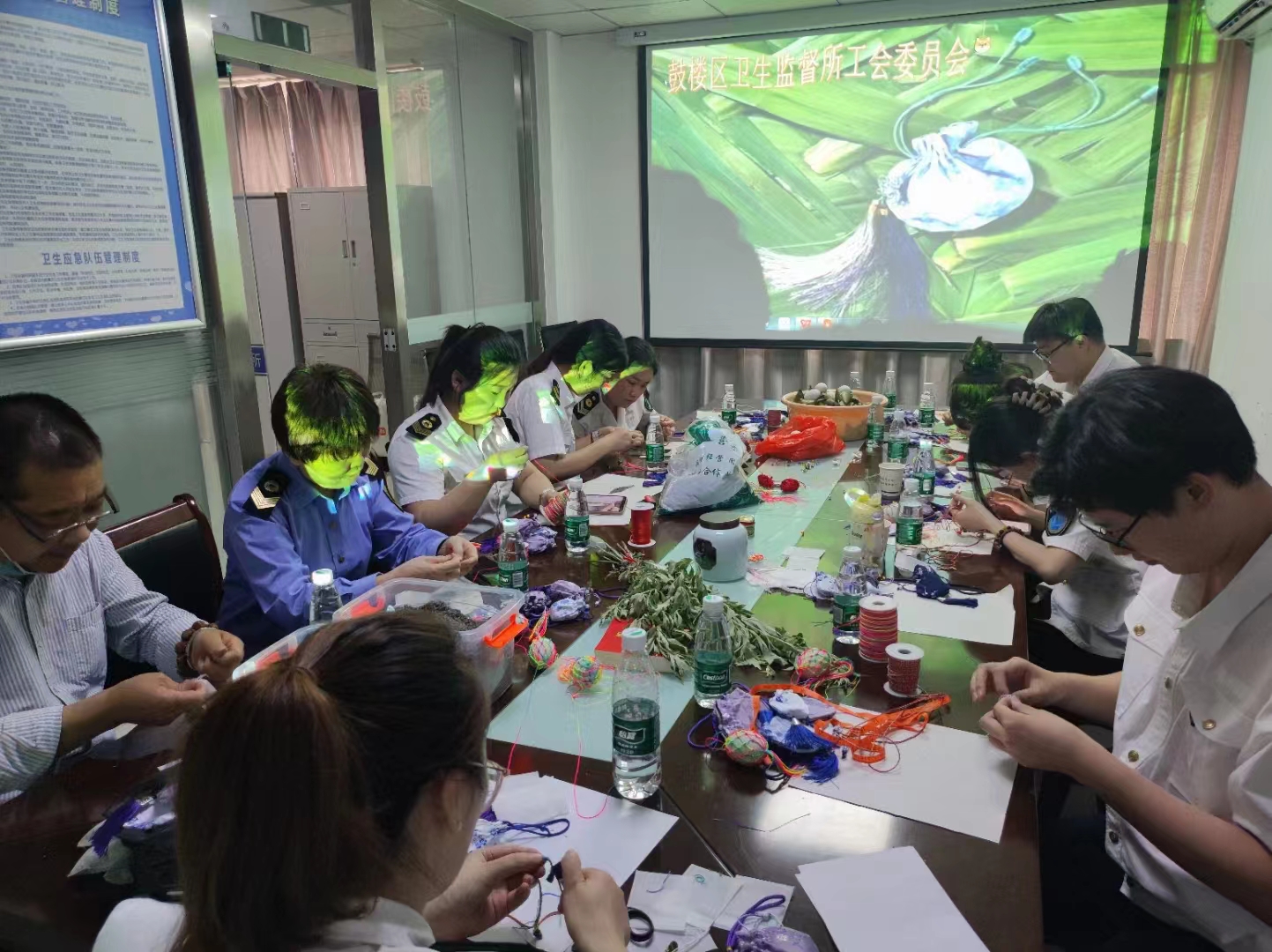 鼓楼卫监开展“巧手展风采”端午手工主题活动.jpg 鼓楼卫监开展“巧手展风采”端午手工主题活动.jpg