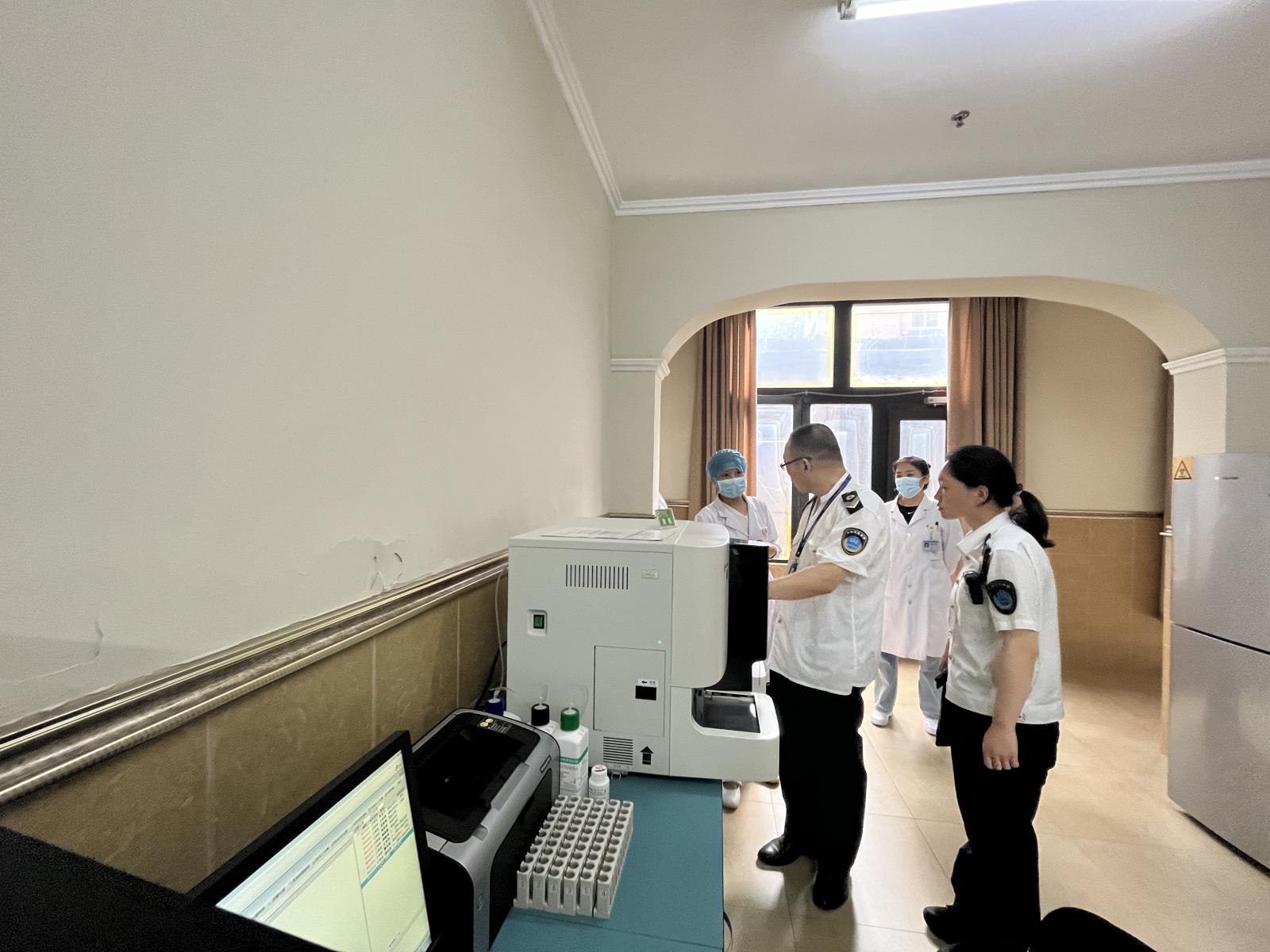 鼓楼区卫生监督所积极开展临床检验机构专项监督检查.jpg 鼓楼区卫生监督所积极开展临床检验机构专项监督检查.jpg