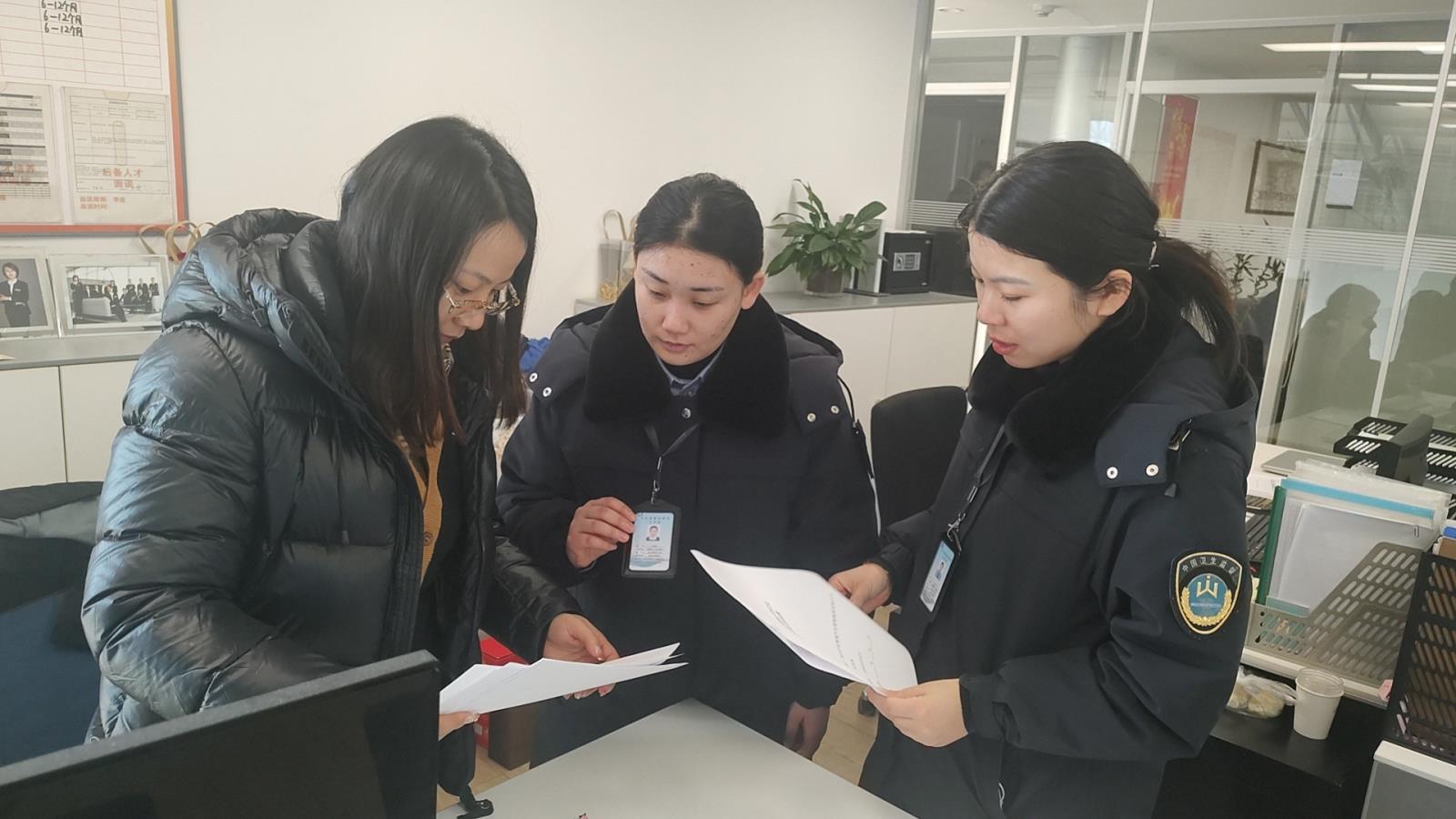 鼓楼区卫生监督协管员持证上岗.jpg 鼓楼区卫生监督协管员持证上岗.jpg