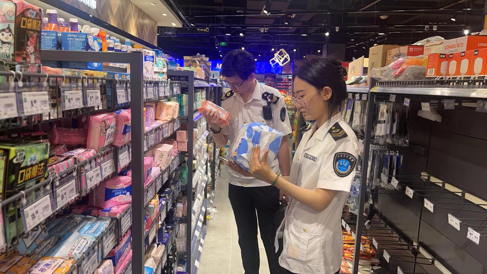 鼓楼区开展六一儿童节消毒产品专项监督检查工作.jpg 鼓楼区开展六一儿童节消毒产品专项监督检查工作.jpg