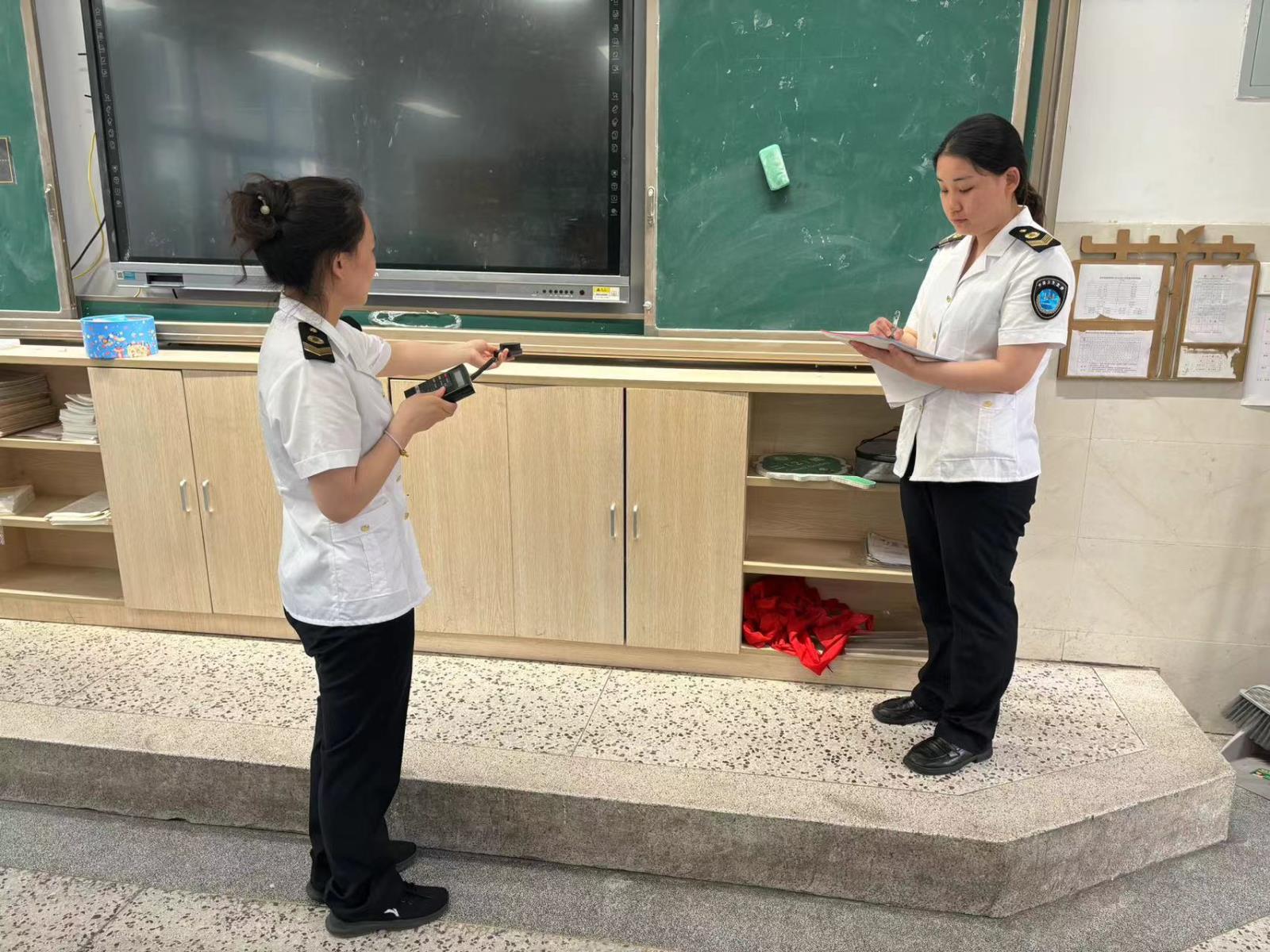 鼓楼呵护眼睛 ·蓝盾2号”进学校,全力护航青少年眼睛健康.jpg 鼓楼呵护眼睛 ·蓝盾2号”进学校,全力护航青少年眼睛健康.jpg